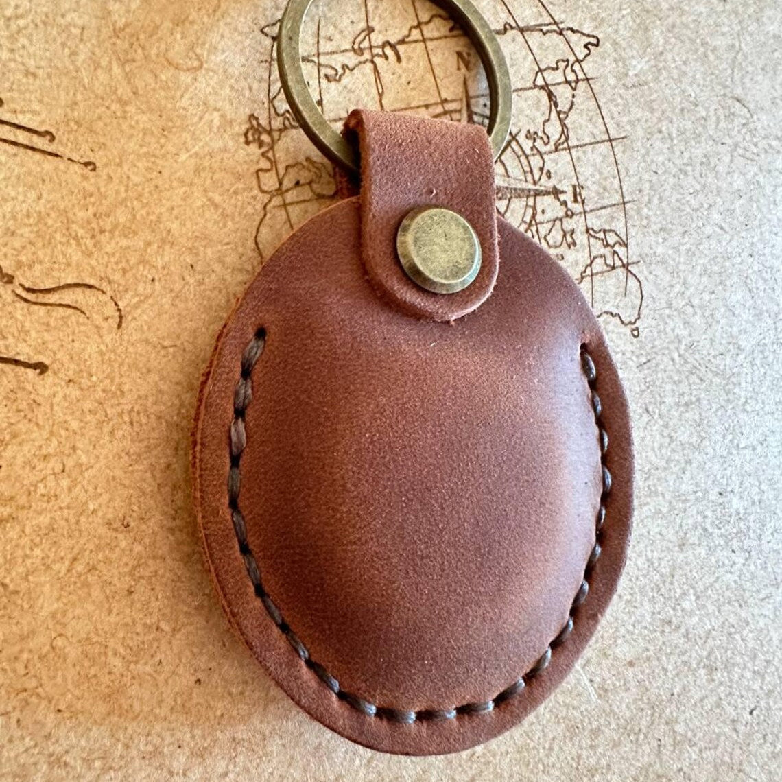 Nie zgubisz kluczy! Skórzane etui na AirTag z personalizacją – praktyczny i elegancki prezent na każdą okazję.