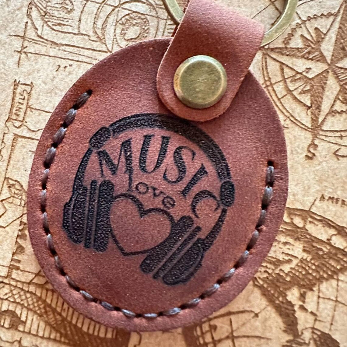 Nadaj charakter swojemu AirTag. Miękki, skórzany pokrowiec, który z czasem nabierze patyny, tylko z Twoją personalizacją.

