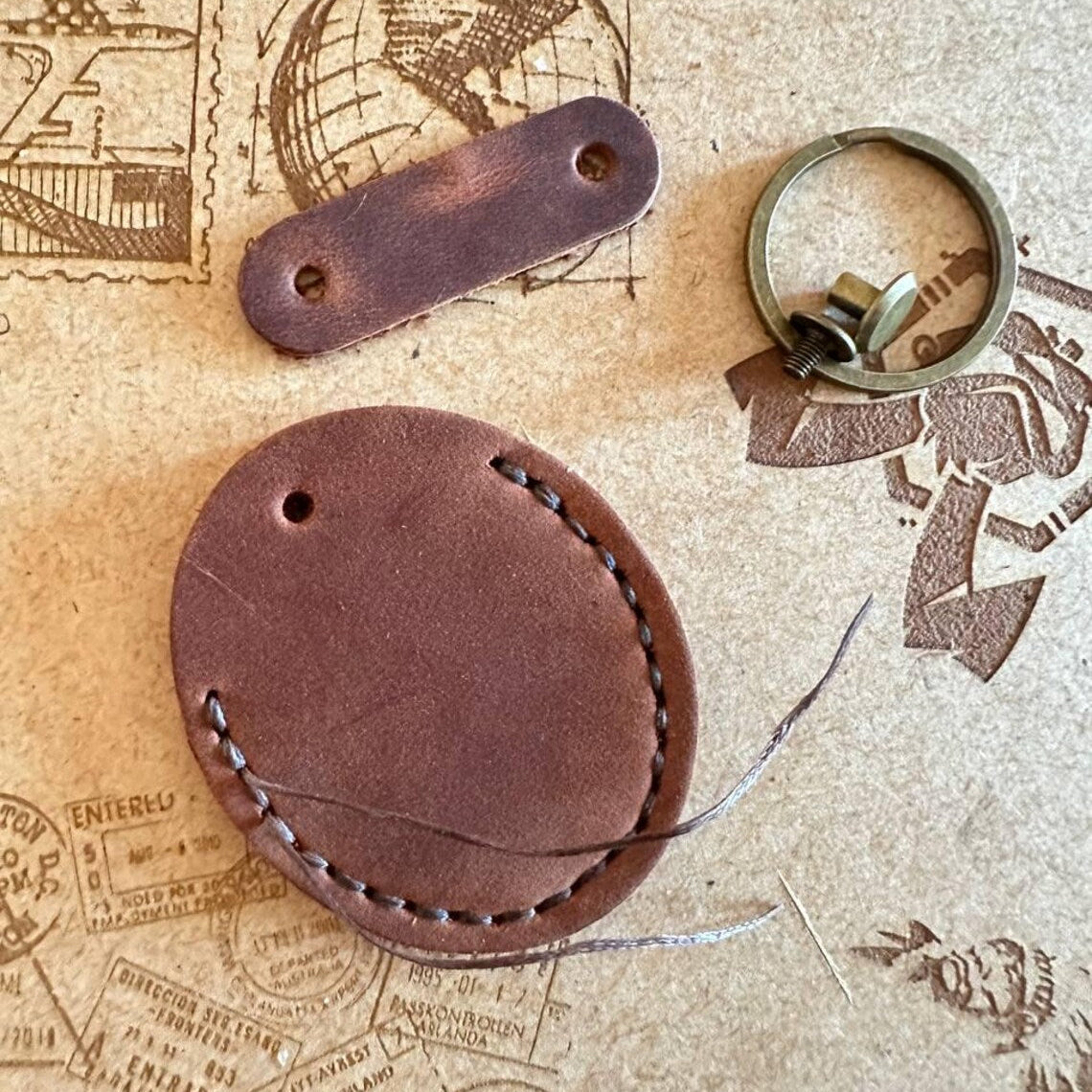 Personalizowany, skórzany futerał na AirTag.