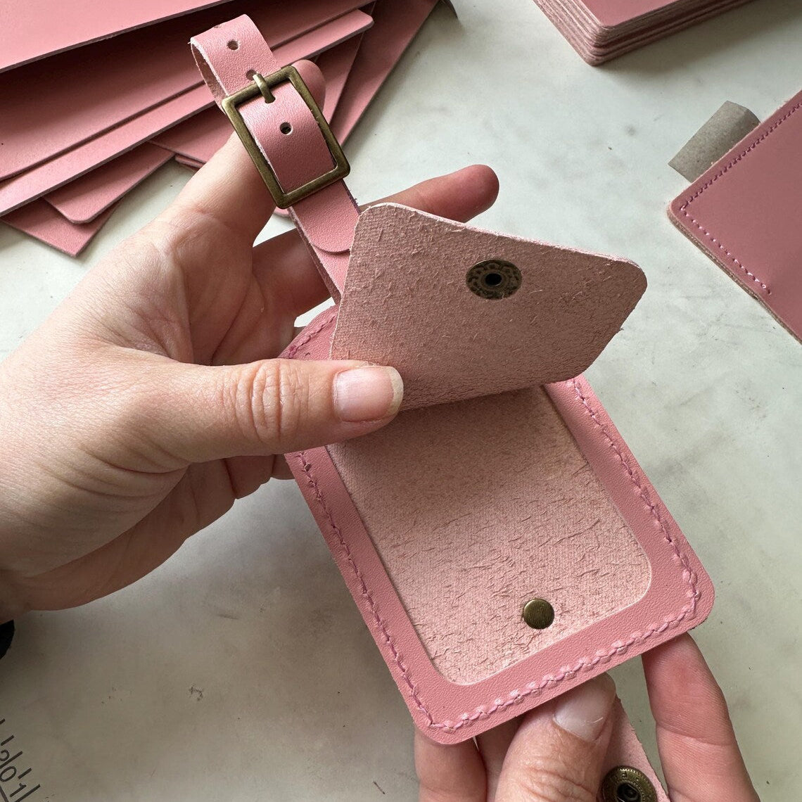 Personalizowana zawieszka na bagaż dziecięcym plecaku lub torbie na wycieczkę szkolną.

