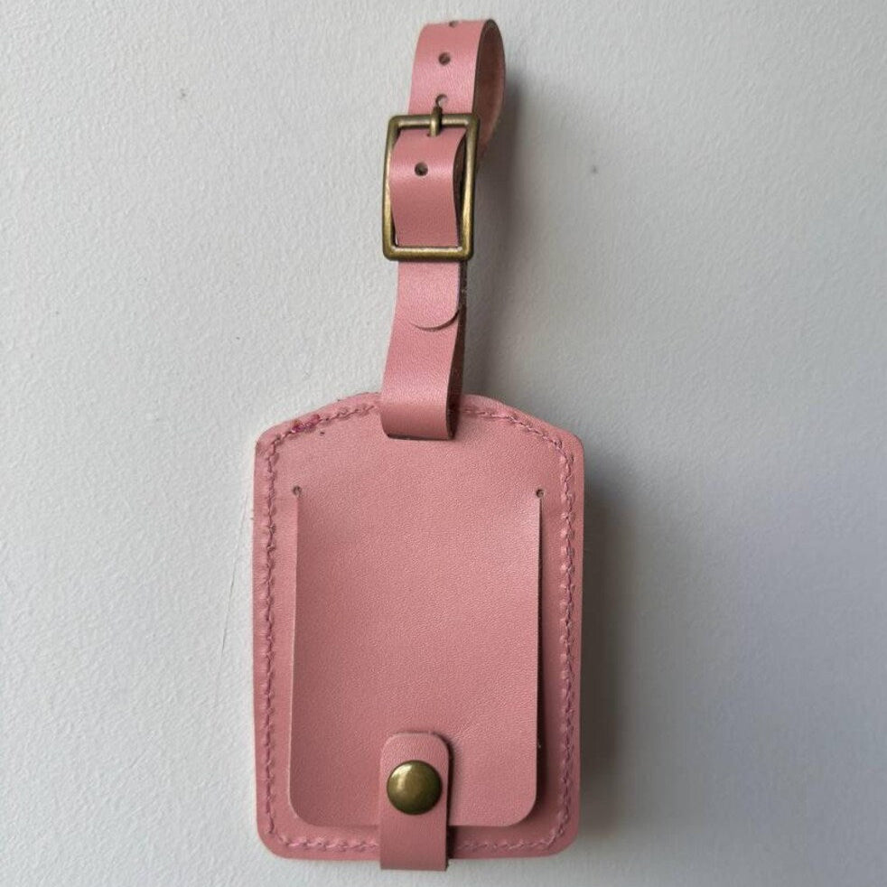 Widok z boku na grubość i jakość skórzanej blaszki z zawieszką.

