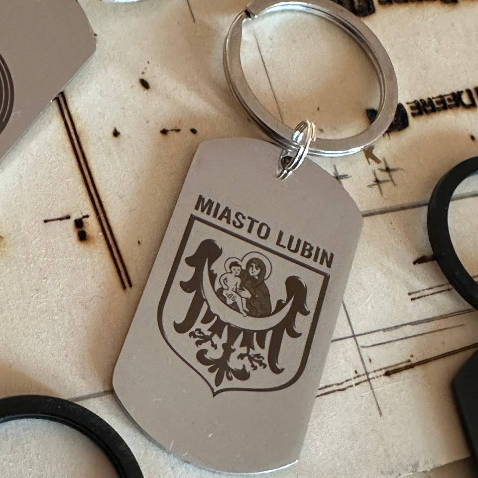 Brelok przymocowany do torby lub plecaka - stylowy dodatek.

