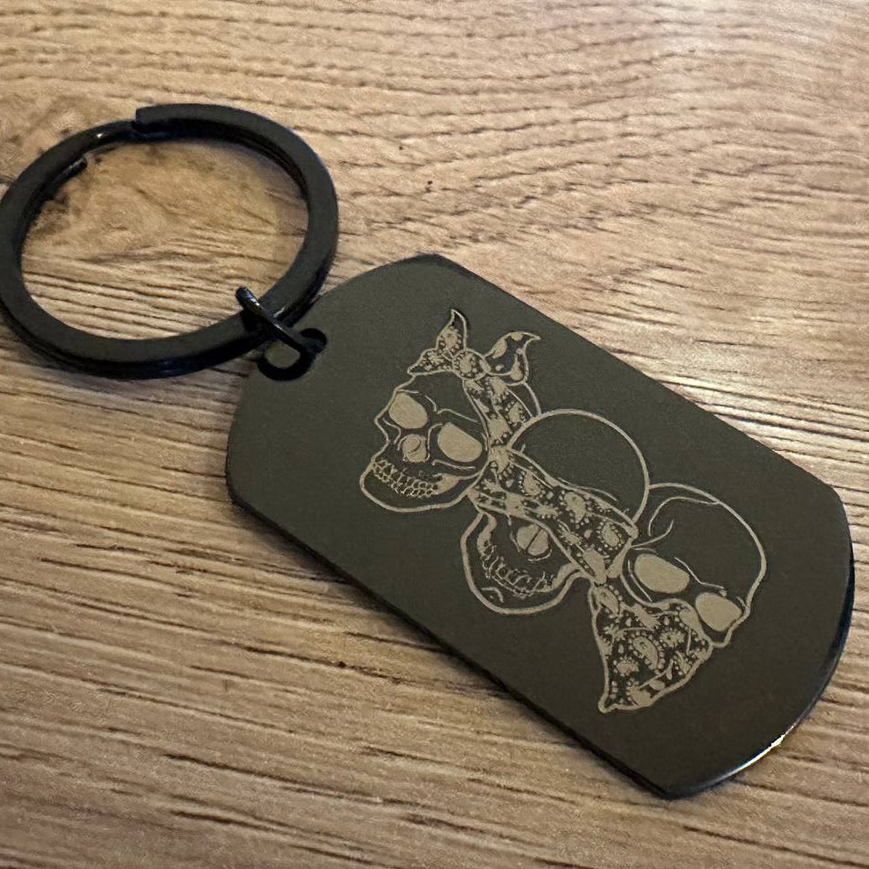 Prezentacja breloku w eleganckim pudełku na prezent.

