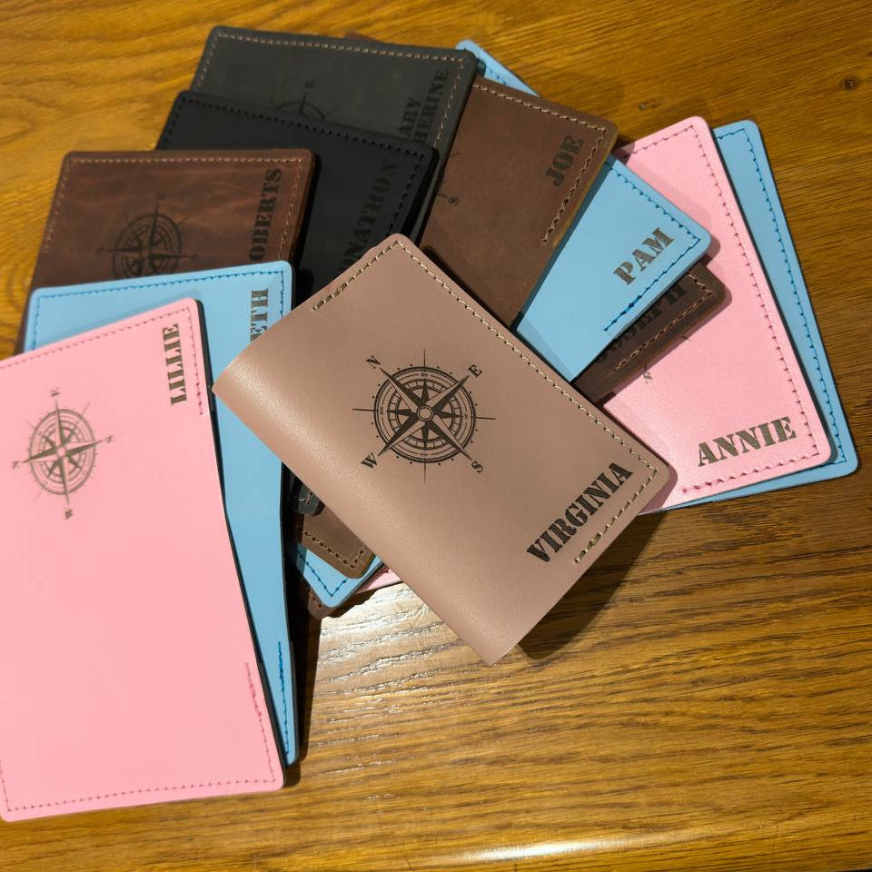 Zestaw podróżny: skórzana okładka na paszport, etui na dokumenty i powerbank.

