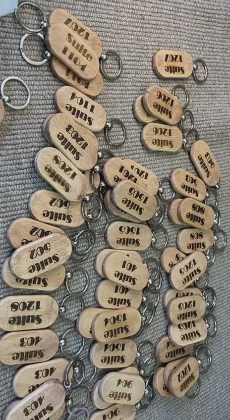 Drewniany brelok z grawerem współrzędnych GPS ważnego miejsca pamięci

