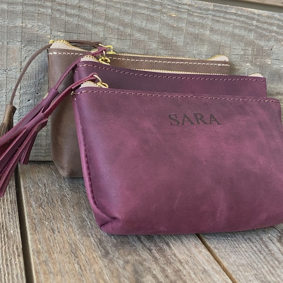 Kosmetyczka w rozmiarze Małym, stojąca pionowo z widocznymi w środku produktami.

