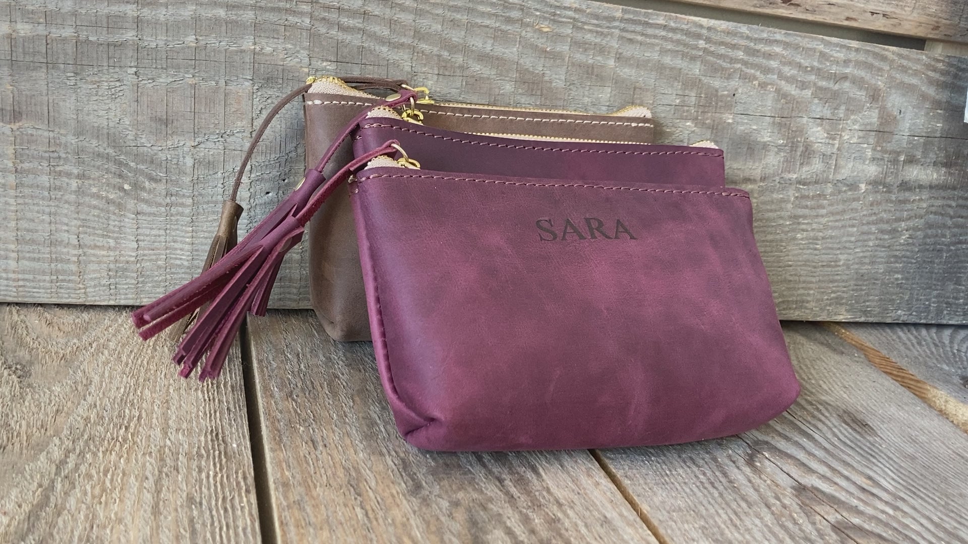 Kosmetyczka w rozmiarze Małym, stojąca pionowo z widocznymi w środku produktami.

