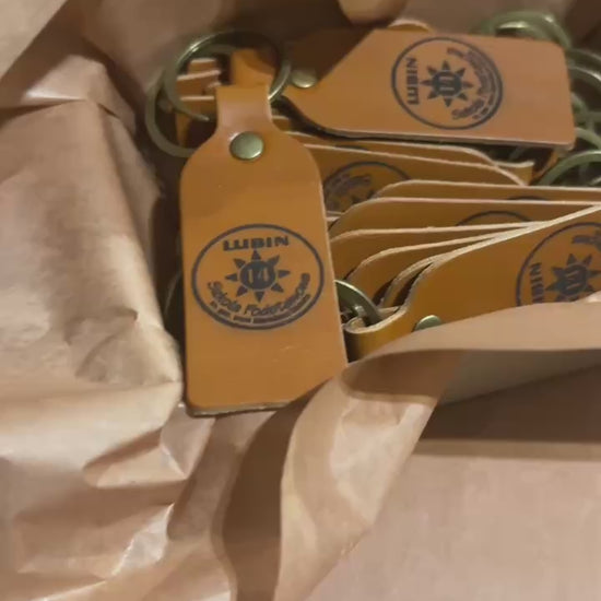 Elegancki brązowy brelok skórzany z grawerem daty ślubu