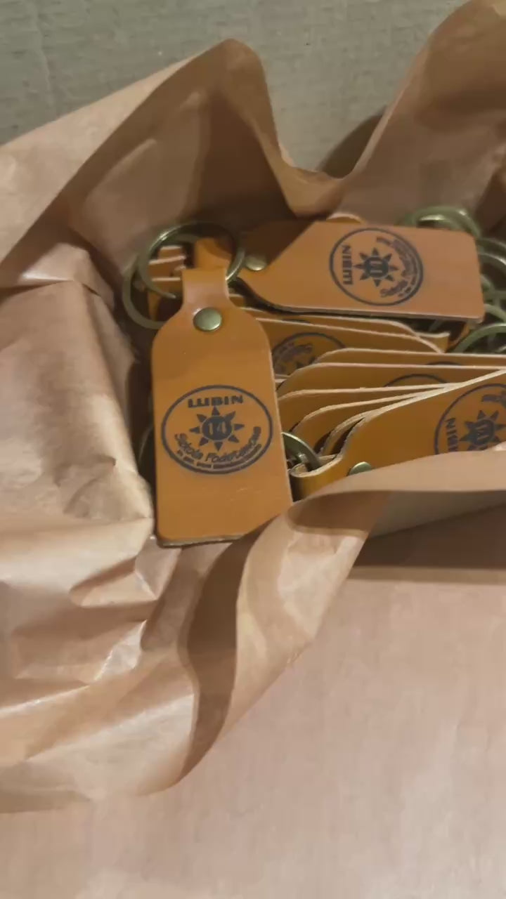 Elegancki brązowy brelok skórzany z grawerem daty ślubu