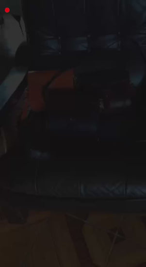 Ręcznie robiona torba w stylu boho leżąca na plaidowym kocu w trawie.

