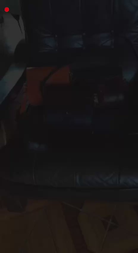 Ręcznie robiona torba w stylu boho leżąca na plaidowym kocu w trawie.

