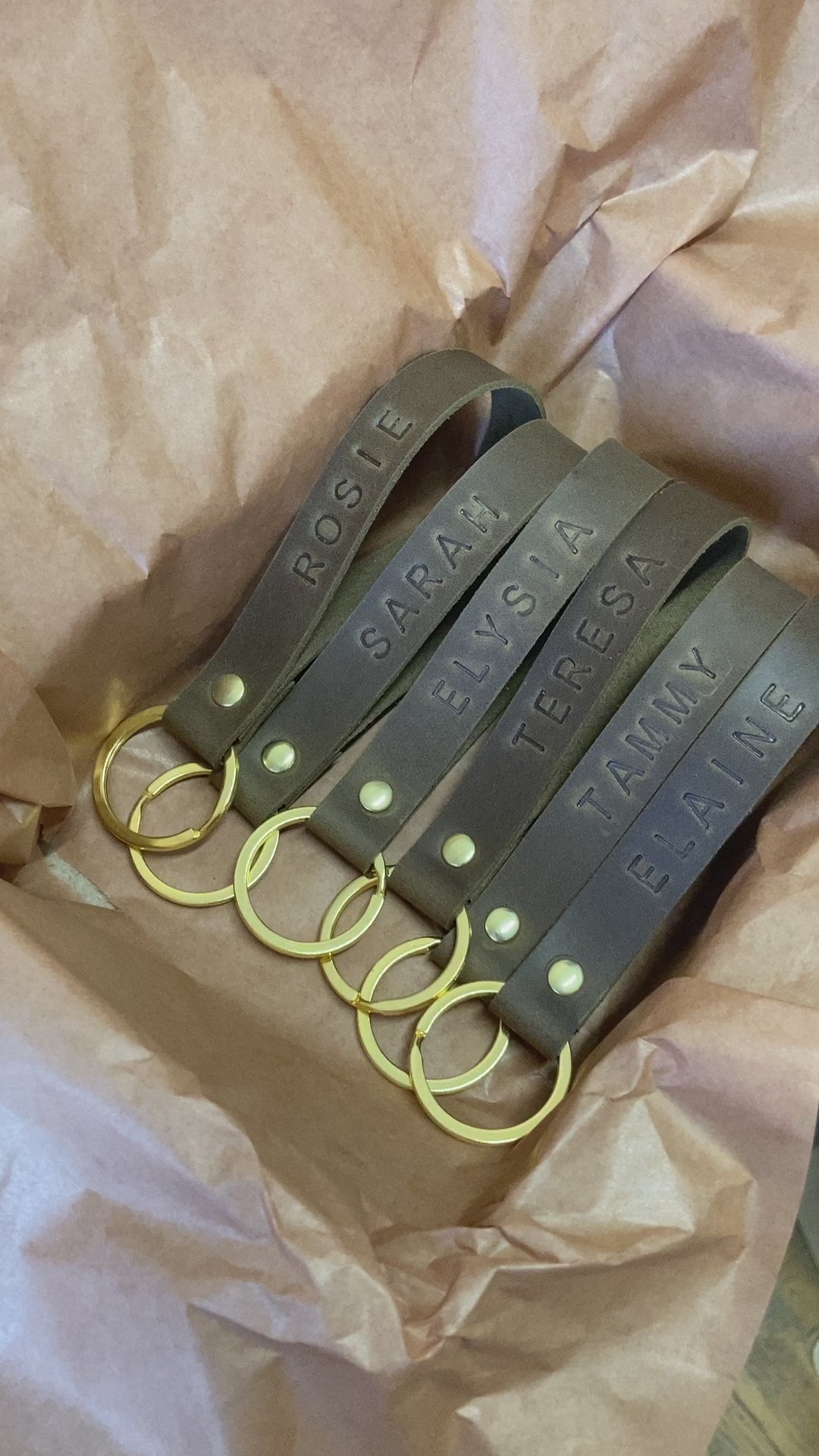 Zbliżenie na fakturę i wzór ręcznego stemplowania na skórze.

