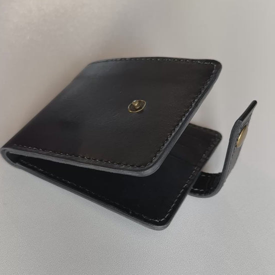 Portfel bifold w kieszeni garnituru lub marynarki.

