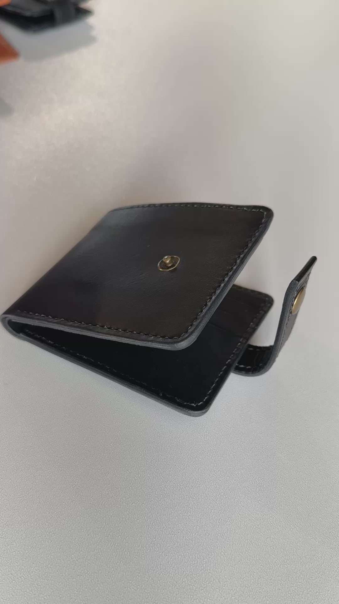 Portfel bifold w kieszeni garnituru lub marynarki.

