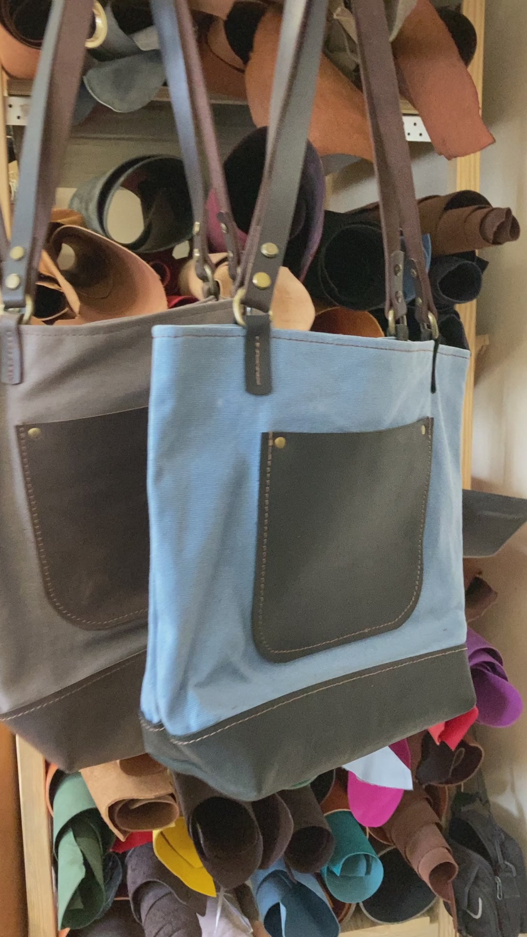 Kompozycja: torba z woskowanego płótna, termos i skórzana butelka na wodę.

