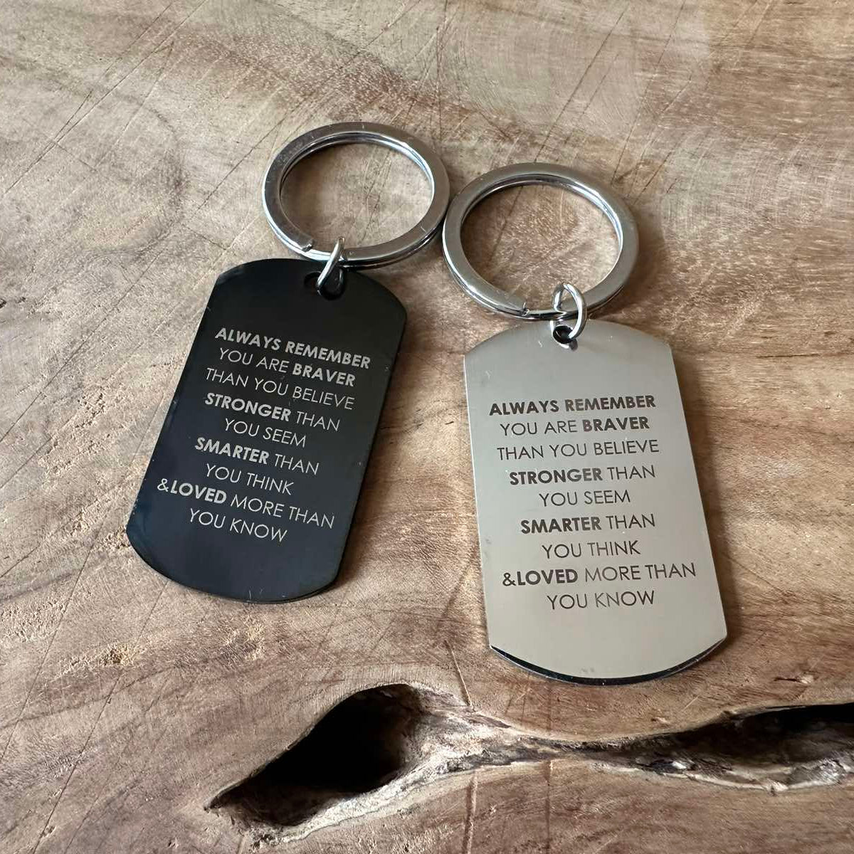 Zbliżenie grawerowania tekstu na breloku personalizowanym.

