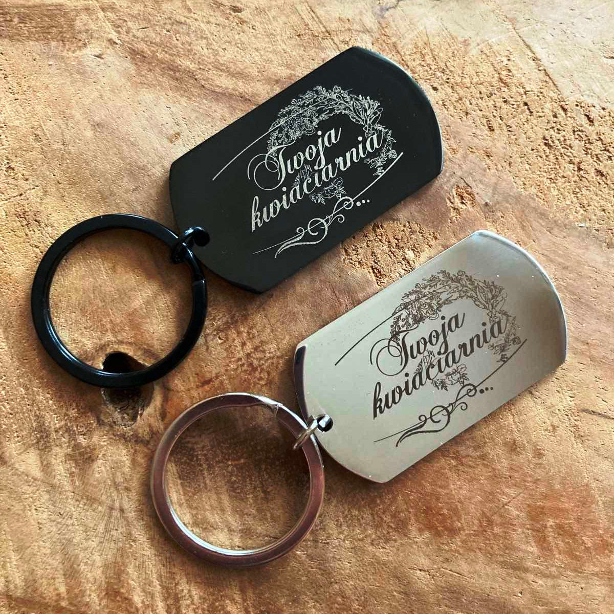 Solidne, stalowe kółko do breloku personalizowanego - trwałe i bezpieczne mocowanie.

