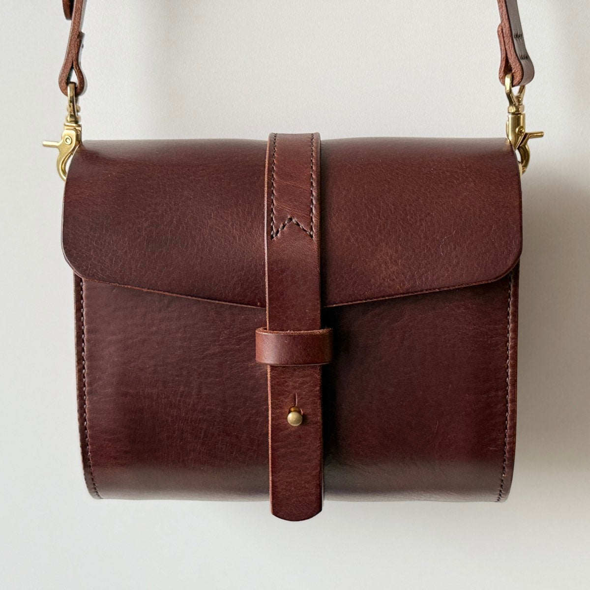 Torba pełna zakupów na targu lub owoców, demonstrująca pojemność.

