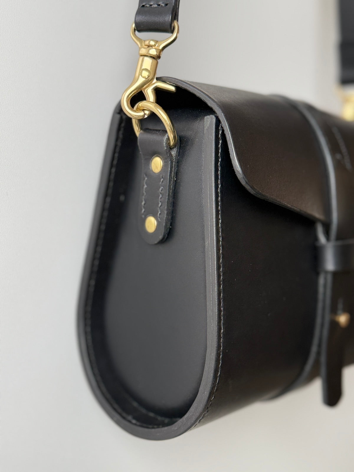 Torba jako element stylizacji z jeansami, koszulą w kratę i solidnymi butami.

