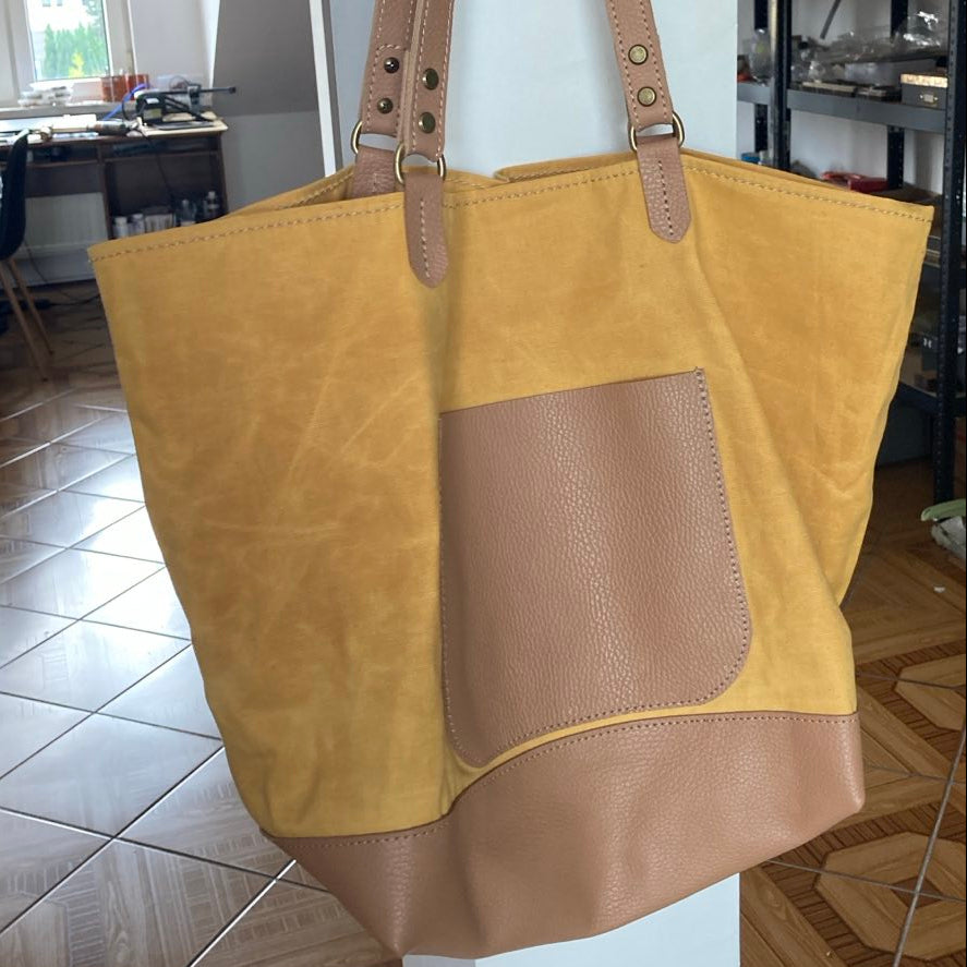 Torba midi wypełniona niezbędnikami na cały dzień poza domem.

